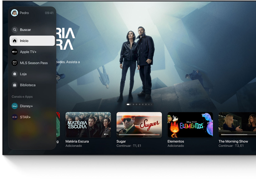 Uma TV de tela plana mostra a interface da tela de início do app Apple TV.