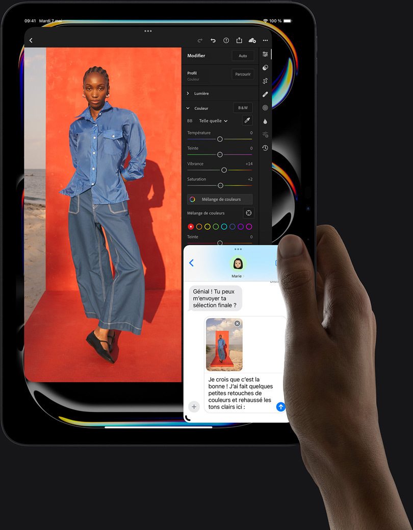 Personne utilisatrice tenant un iPad Pro, orientation portrait, affichant la photo d’une personne en train d’être modifiée et une conversation iMessage se déroulant au bas de l’écran