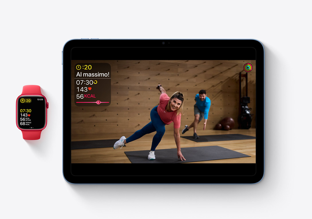Un Apple Watch Series 9 e un iPad affiancati per mostrare che un allenamento Apple Fitness+ sull’iPad viene registrato sull’Apple Watch..