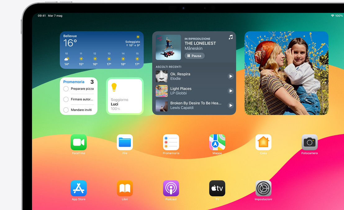 Un iPad Pro che mostra la schermata Home con una serie di widget e le icone di varie app.