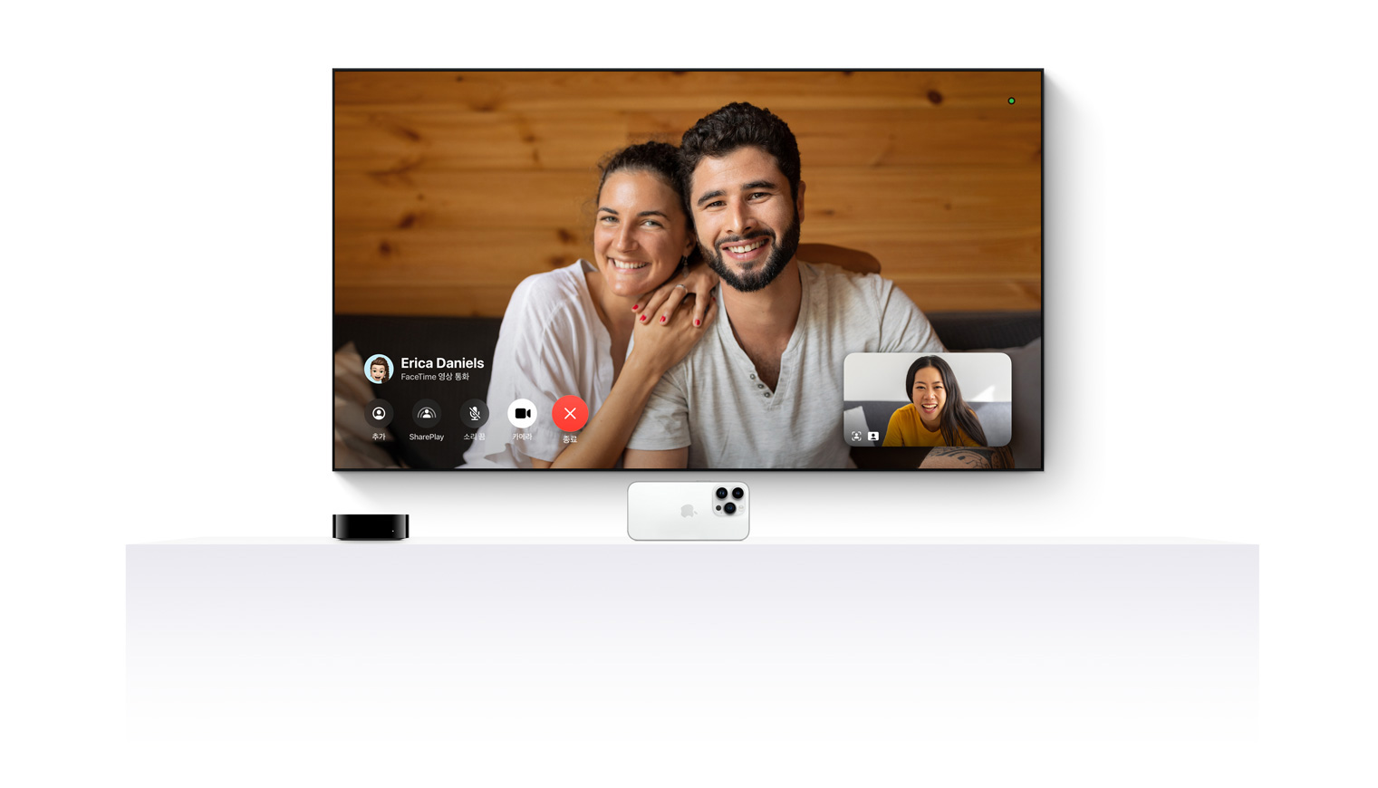 Apple TV 4K와 iPhone을 연결해 평면 TV에서 FaceTime 통화를 하는 모습을 보여주는 이미지