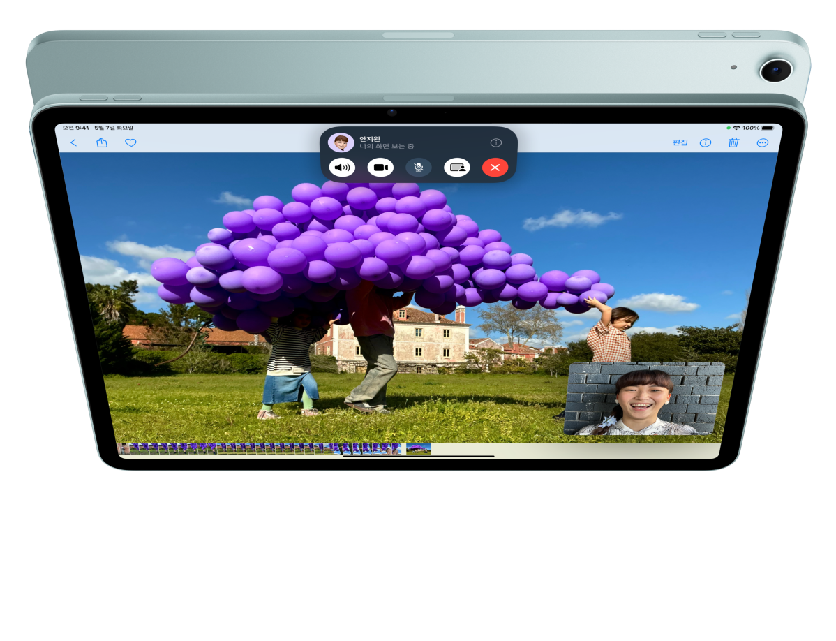 FaceTime 통화 중에 사진을 보고 있는 모습을 보여주는 iPad Air 앞면을 보여주는 애니메이션. 뒤에는 다른 iPad Air의 뒷면이 보입니다