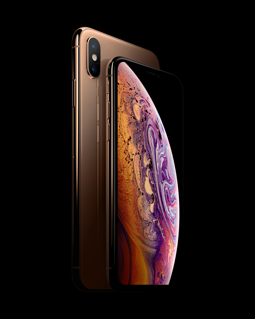 An iPhone Xs in front of an iPhone Xs Max.