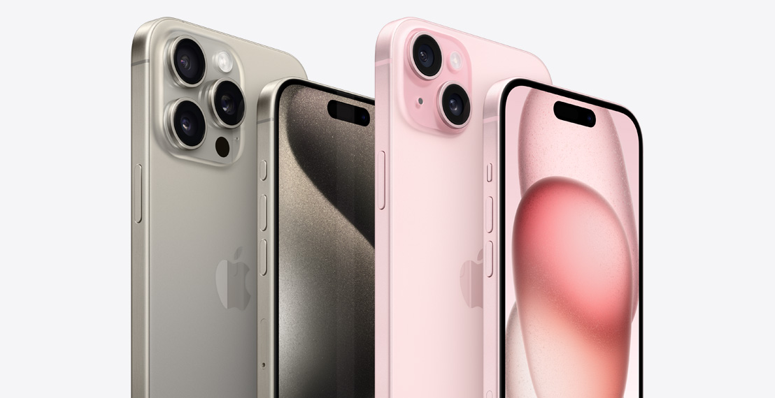 iPhone 15 Pro Max และ iPhone 15 Pro สีไทเทเนียมธรรมชาติแสดงอยู่ถัดจาก iPhone 15 Plus และ iPhone 15 สีชมพู
