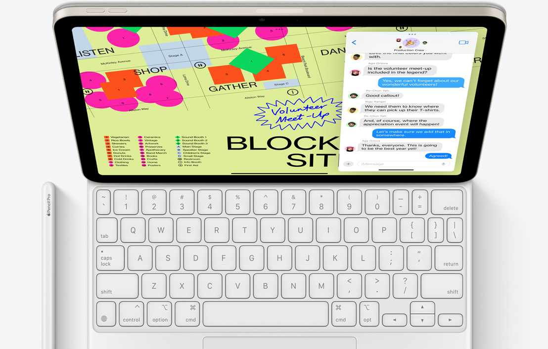 Pohled shora na iPad Pro přichycený k Magic Keyboardu a Apple Pencil Pro položený na boku.