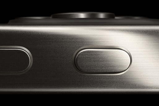 iPhone 15 Proの側面のクローズアップ。チタニウムバンド、アクションボタン、音量を上げるボタンが見えている