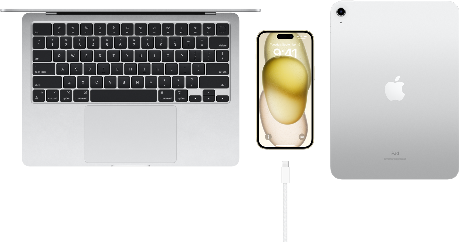 Näkymä ylhäältä MacBook Prosta, iPhone 15:stä ja USB-C-liittimestä sekä iPadista