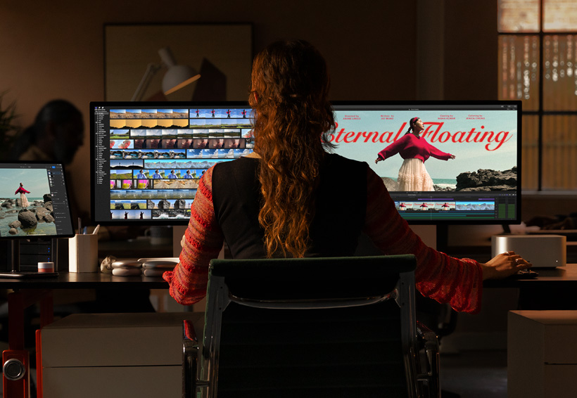 Una editora de video trabaja con una Mac Studio y un monitor Studio Display