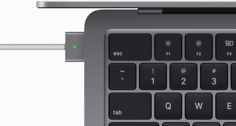 Vedere de sus a cablului MagSafe conectat la un MacBook Air în culoarea Gri stelar