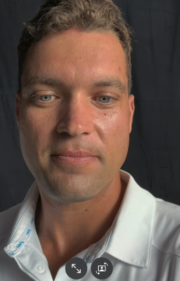 Selfie view of cricketer Alex Carey as he looks into the camera and smiles, demonstrating the high-resolution Center Stage front camera on iPhone 17 Pro.