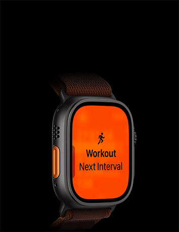 Apple Watch Ultra 4, титанов корпус, черен цвят, тренировка Бягане, следващ интервал, ляв екстериор, оранжев бутон Действие, каишка Alpine Loop