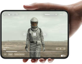 iPhone Duo, държан с една ръка, отворен в хоризонтална ориентация, напълно разгънат, вътрешният екран показва Apple TV сериала „Silo“