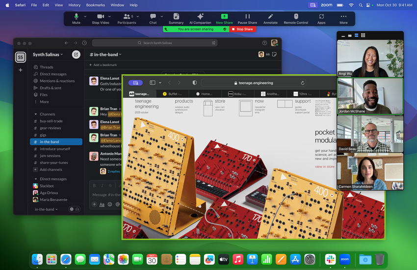 Среща в Zoom от MacBook Pro с M3 чип: Потребителят споделя екрана си, за да покаже уеб сайта на компанията Teenage Engineering с изображение на модулен синтезатор, а на заден план е отворен канал в Slack, наречен Synth Salinas