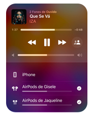Interface do Apple Music no iPhone mostra dois pares de AirPods ouvindo a mesma música em um aparelho, com ajustes de volume independentes em cada par.