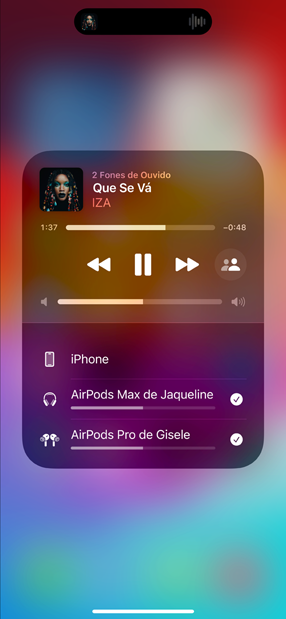 Tela do iPhone mostra dois pares de AirPods reproduzindo uma música.