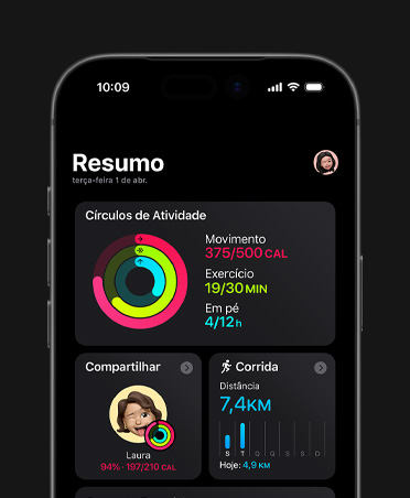 iPhone 17 mostrando a tela Resumo do app Fitness, círculos de Atividade, métricas de Movimento, Exercício e Ficar em Pé, compartilhamento de atividades com a turma, estatísticas semanais de Corrida, Carga de Exercício
