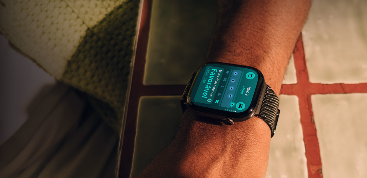 Uma pessoa confere seus sinais vitais ao longo do dia no Apple Watch Series 12