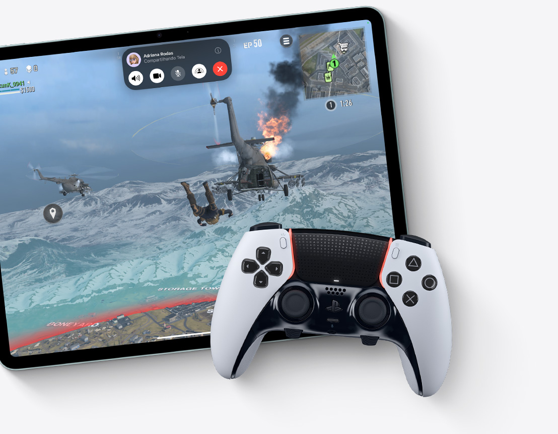 Um iPad Air mostrando o jogo "Call of Duty: Warzone" com um controle externo em cima da tela.