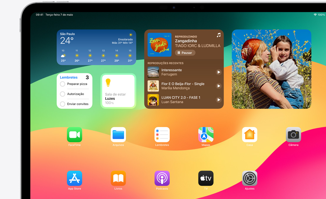 Um iPad Pro mostrando a tela de Início e os diferentes widgets disponíveis.