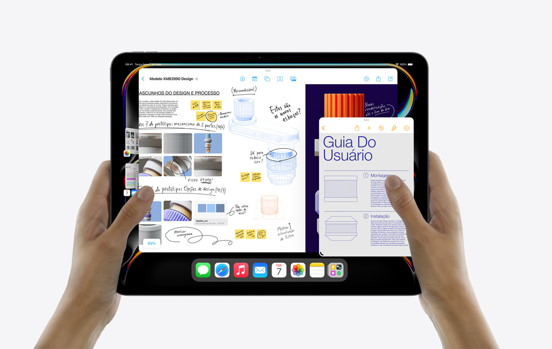 Duas mãos seguram um iPad Pro que mostra o Organizador Visual para multitarefa entre os apps Calendário, Freeform, Mail, Pages e Fotos.
