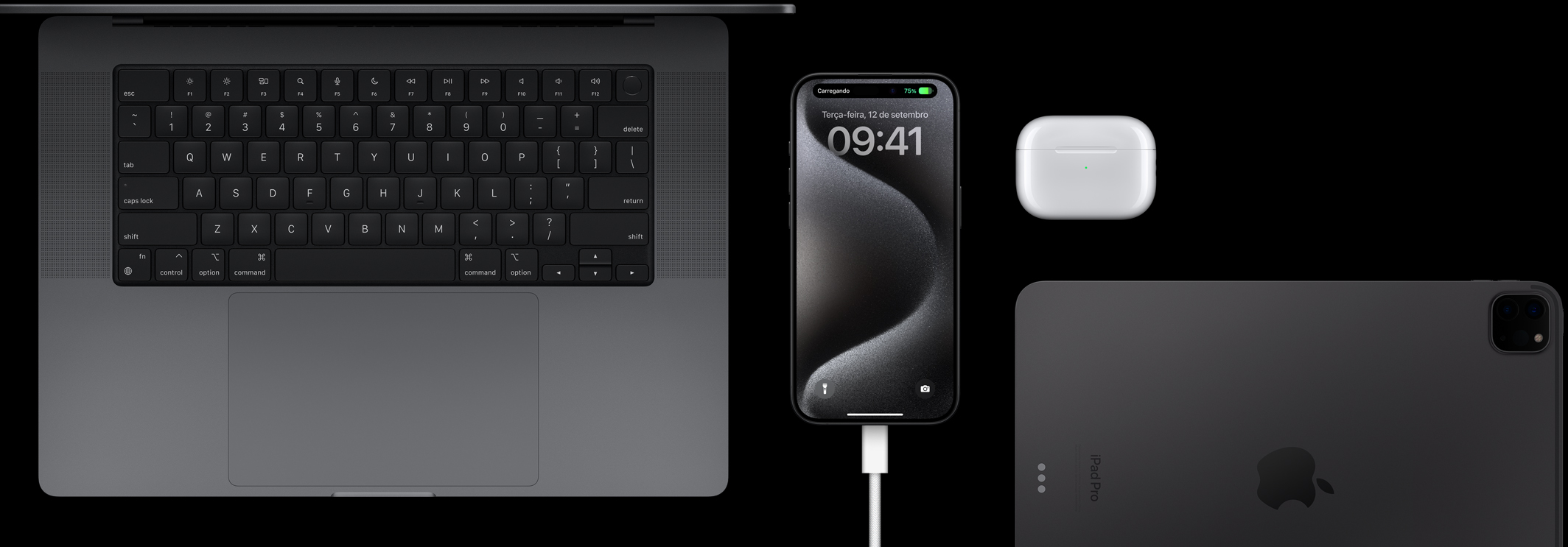 iPhone 15 Pro com um cabo USB-C conectado, ao lado do MacBook Pro, dos AirPods Pro e do iPad.