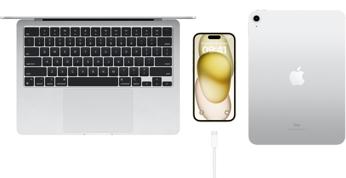 Imagem de cima do MacBook Pro, iPhone 15 com conector USB-C e iPad