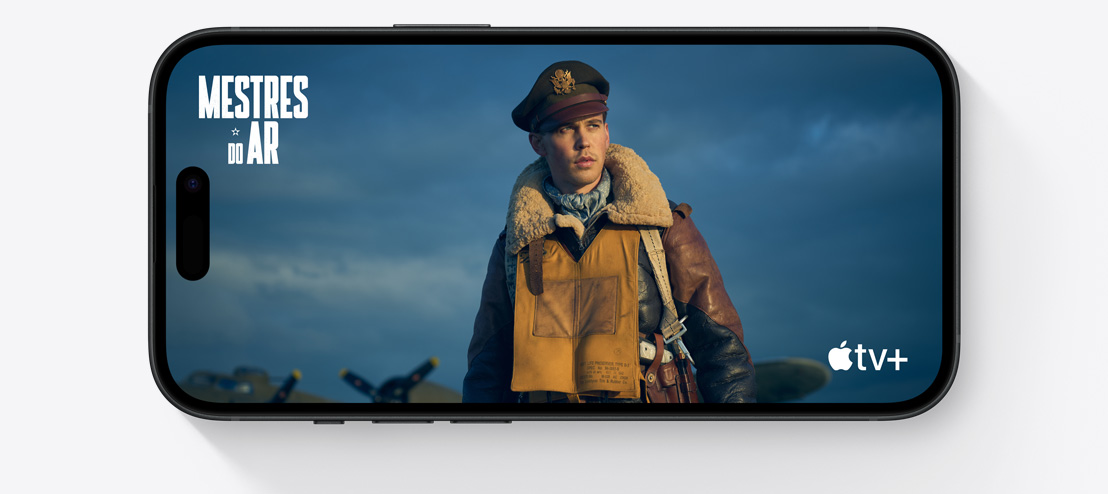 Uma tela do iPhone 15 na horizontal mostra uma cena de Mestres do Ar, série de sucesso do Apple TV Plus.