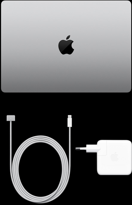 Parte de cima do MacBook Pro prateado fechado ao lado de um cabo e adaptador para recarga