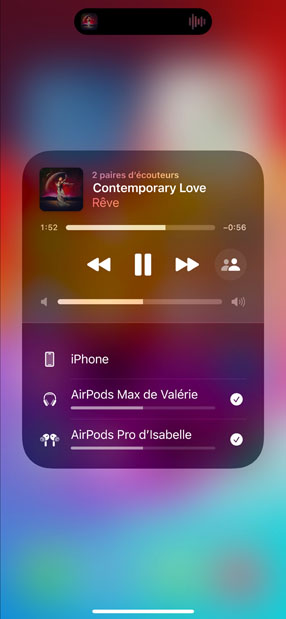 Écran d’iPhone affichant deux paires d’écouteurs AirPods qui jouent la pièce « All for Nothing (I’m So in Love) » de Lauv.
