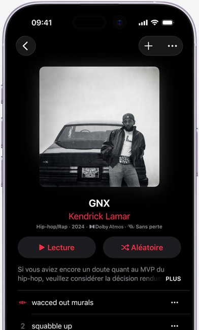 Écran d’iPhone affichant la couverture de la liste de lecture Conçu pour l’audio spatial dans l’app Apple Music