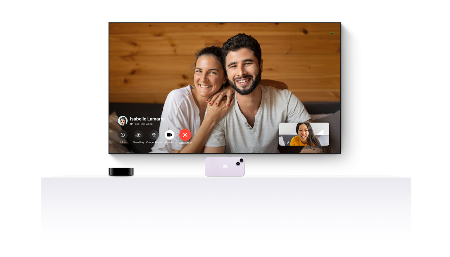 Une Apple TV 4K et un iPhone jumelés pour diffuser un appel FaceTime sur un téléviseur à écran plat