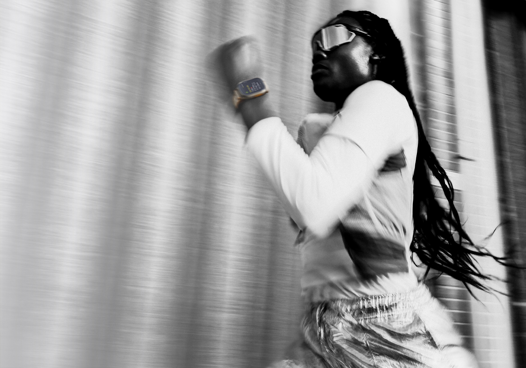 Une personne court en portant une Apple Watch Ultra 4