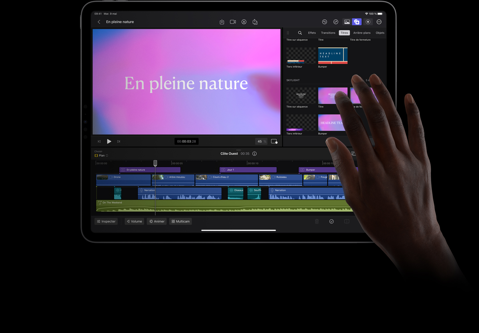 Un doigt touche l’écran d’iPad Pro pour sélectionner un arrière-plan de titre rose et bleu dans Final Cut Pro pour iPad.