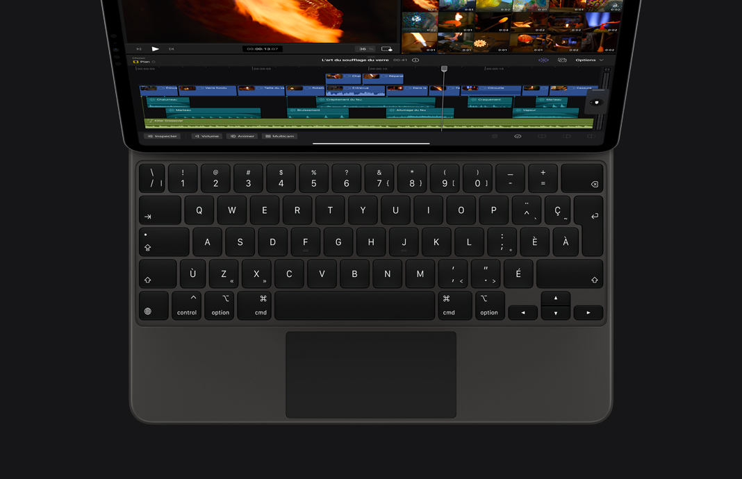 L’app Final Cut Pro pour iPad est ouverte sur un iPad Pro connecté à un Magic Keyboard noir.