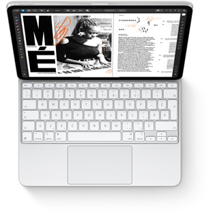 Vue en plongée d’un iPad Pro avec un Magic Keyboard blanc pour iPad Pro.