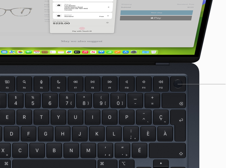 Vue en plongée d’un MacBook Air montrant le fonctionnement de Touch ID et du Magic Keyboard avec Apple Pay.