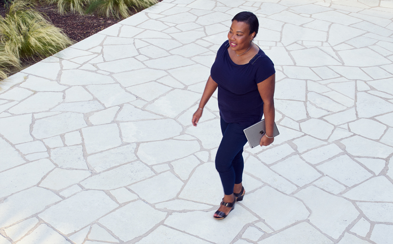 A female Apple Support Advisor has a discussion with team members in their office space.