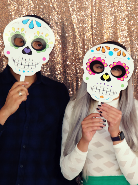 Fotoportrett av to personer som har på seg Día de Muertos-masker.