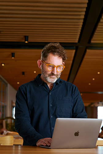Apple 운영 팀원이 Caffè Macs에서 MacBook을 사용하고 있음.