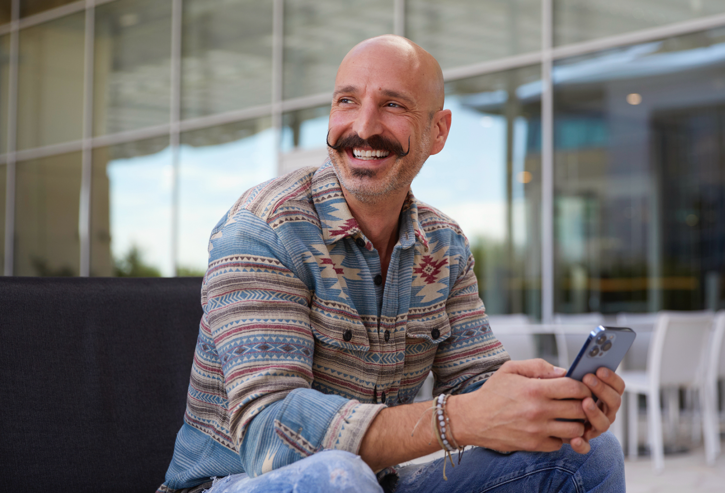 En Apple-medarbetare som tittar åt sidan och ler.