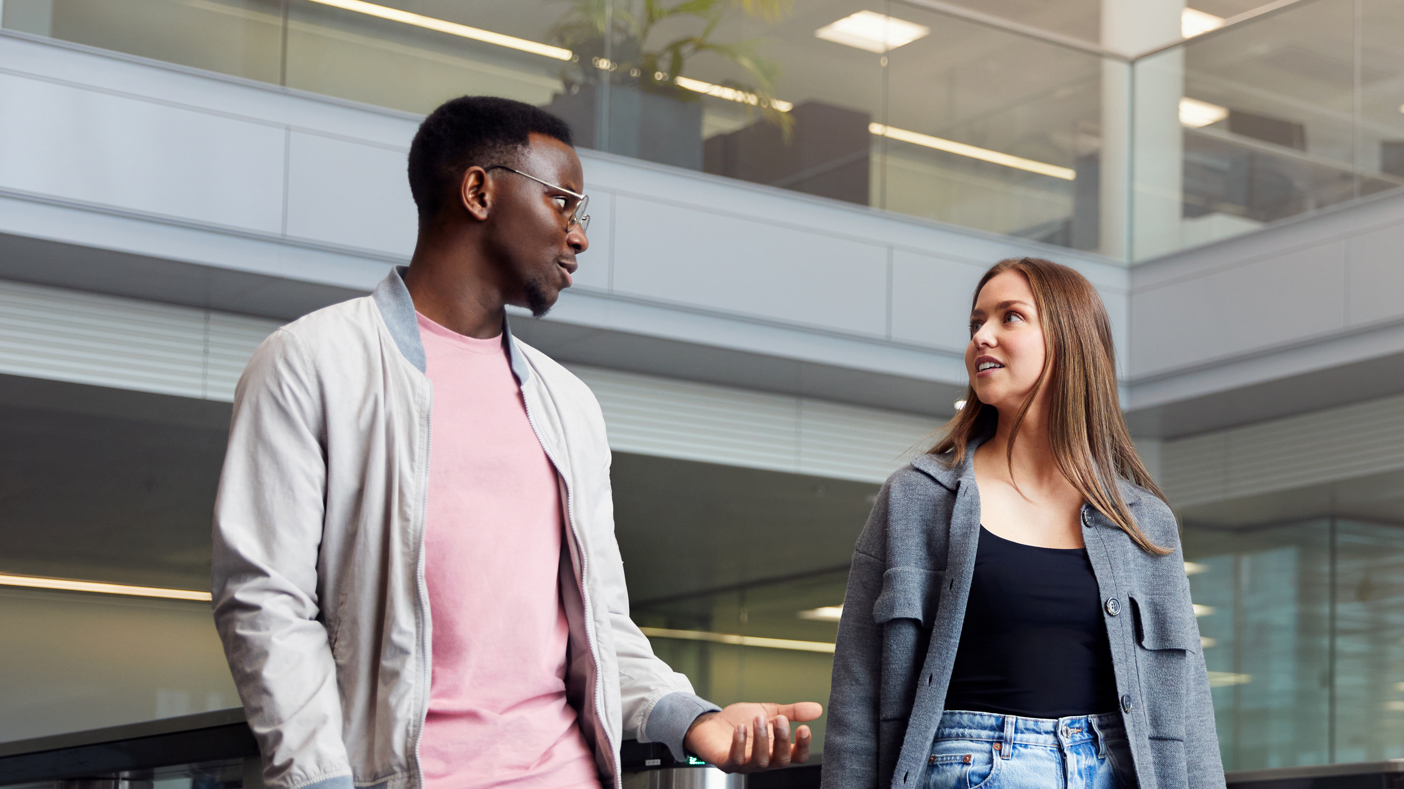 Deux membres de l’équipe Apple à Cork traversant un établissement du campus.