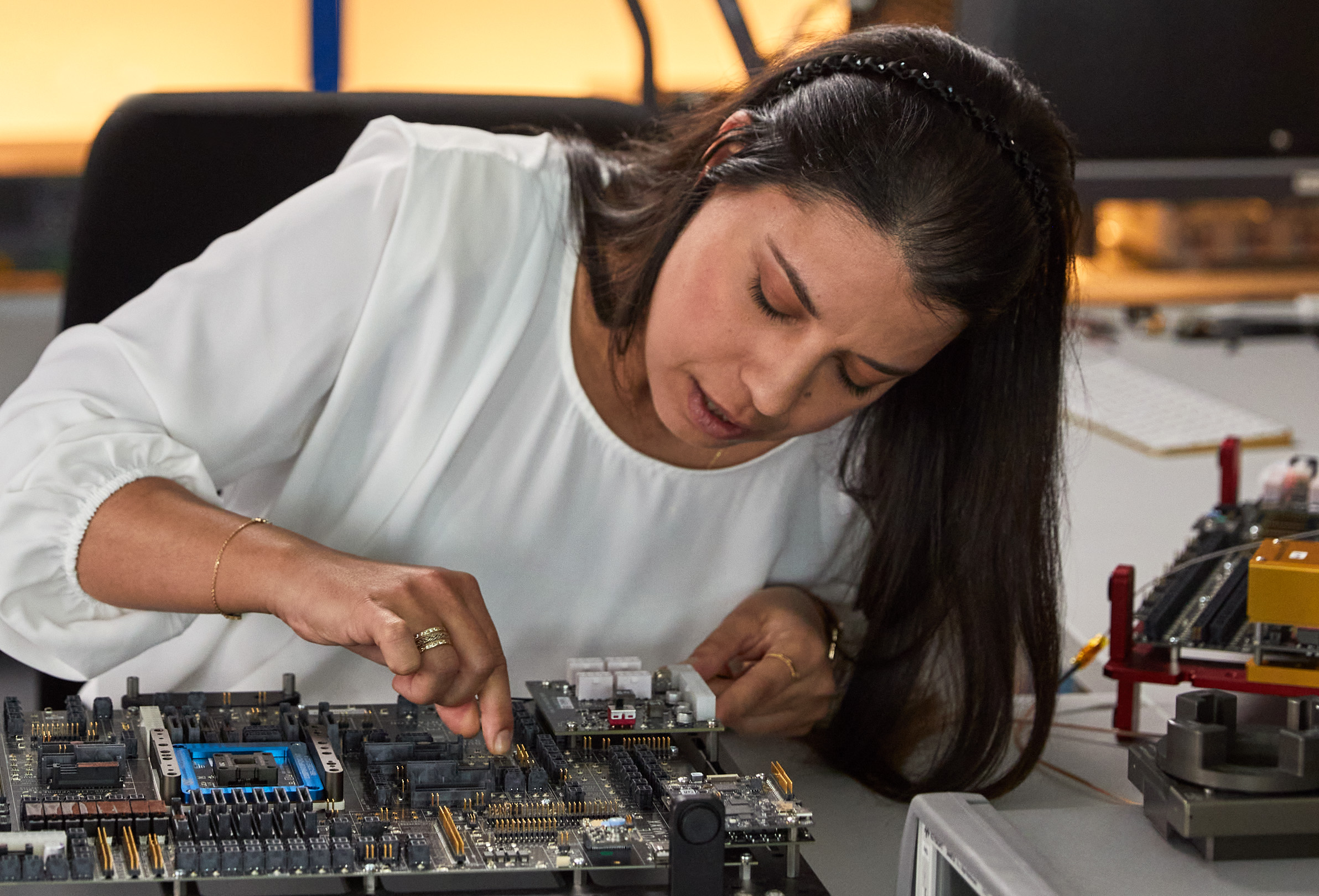 Une employée d’Apple travaillant dans un laboratoire de puces.