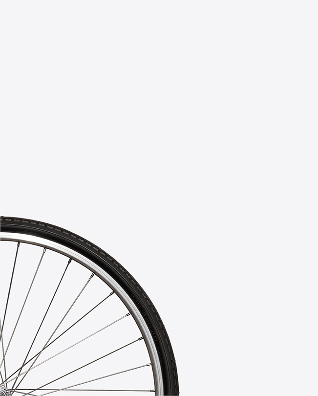 Roda de bicicleta num fundo branco.