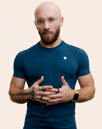 Apple Retail employee with his hands folded together.