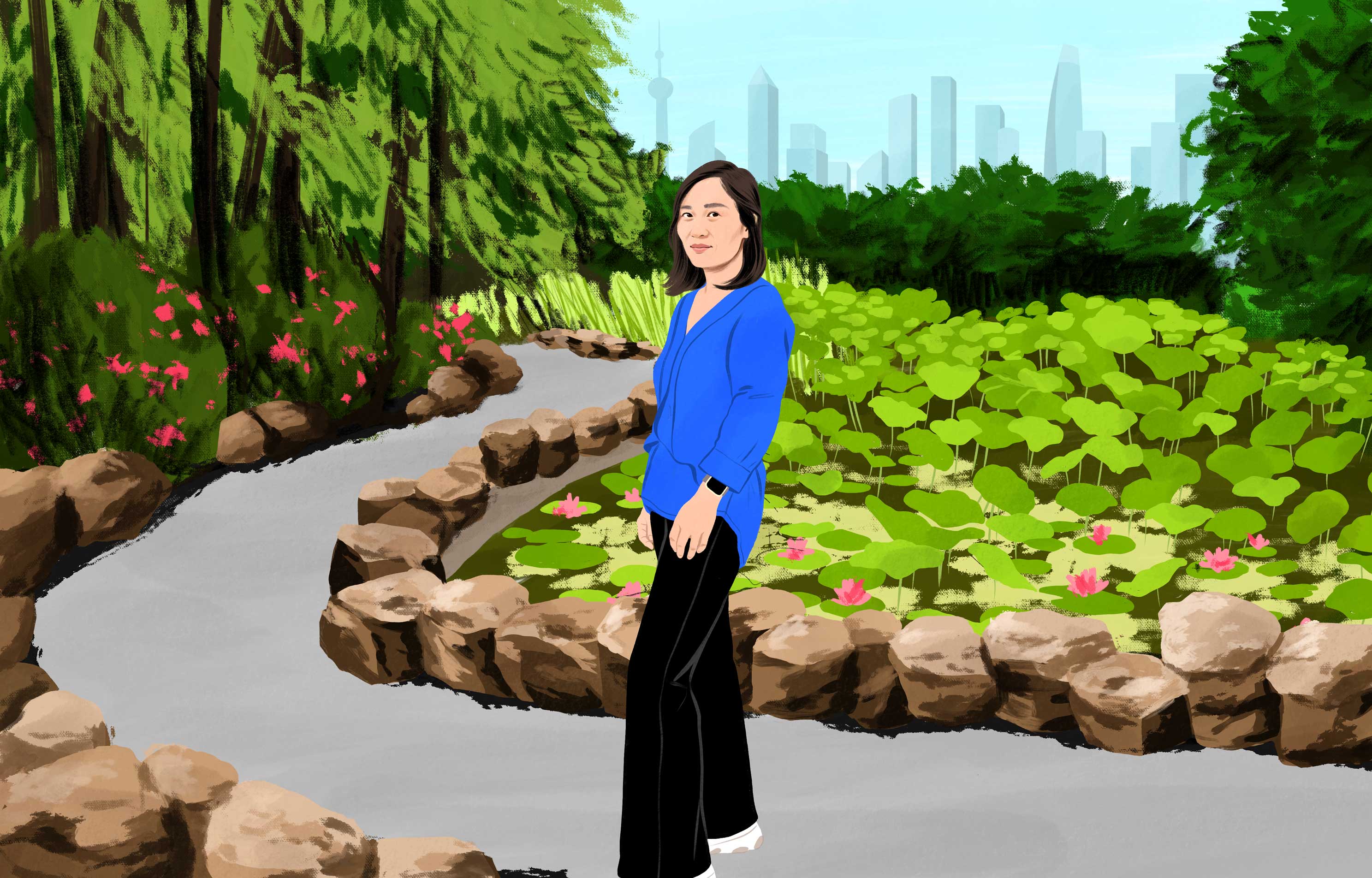 Xu glimlacht terwijl ze door een weelderig stadspark loopt, met ver op de achtergrond moderne wolkenkrabbers. 