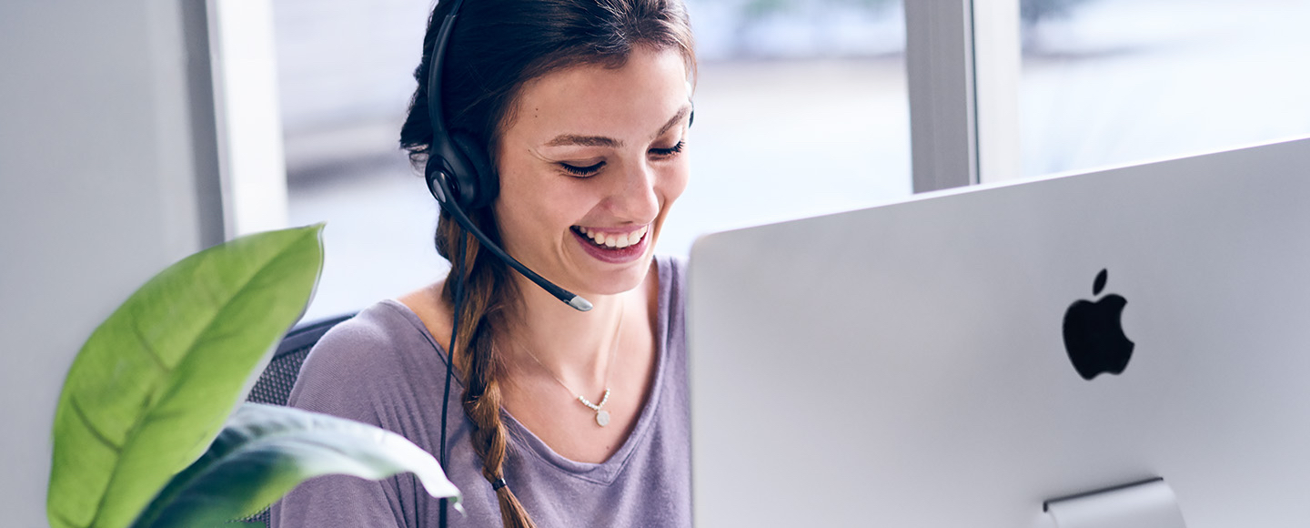 Trabajando desde su casa, Yaprak ayuda a un cliente por teléfono