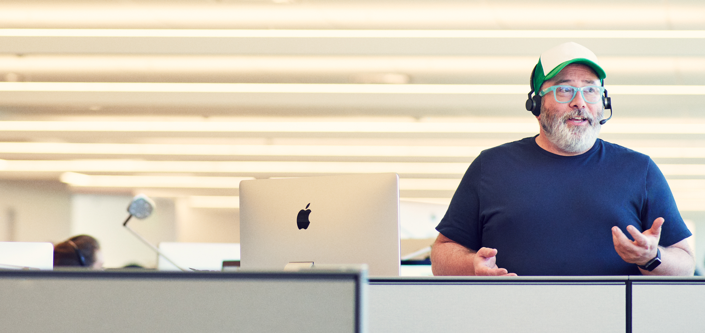 Ein Apple Support Mitarbeiter spricht per Telefon mit einem Kunden