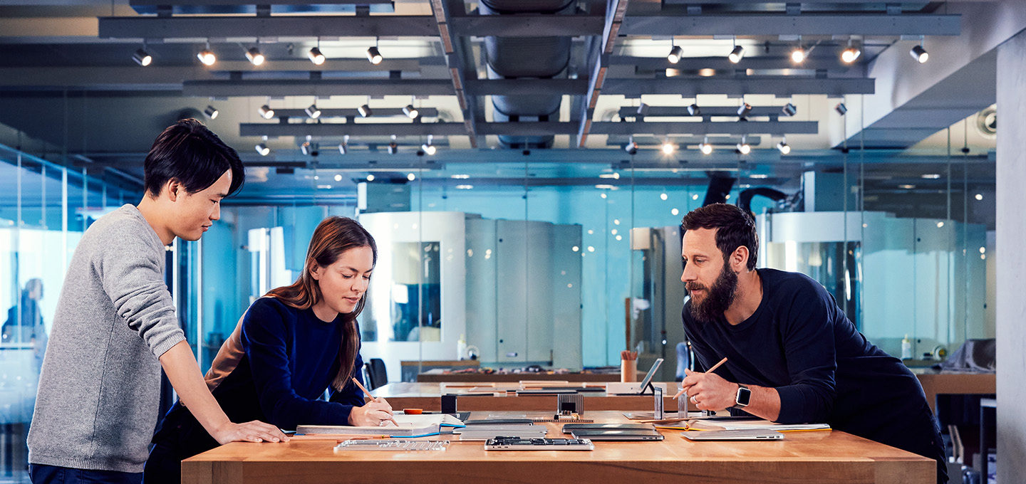 Apple Designer arbeiten in ihrem Studio zusammen an einem Projekt.