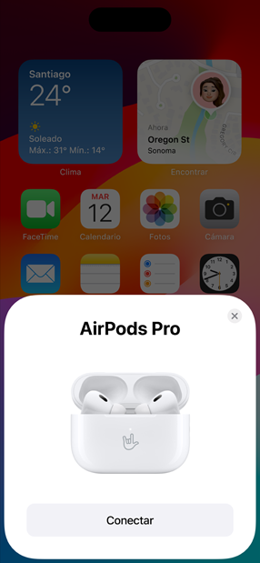 Imagen de un iPhone enlazándose con unos AirPods Pro en un estuche con grabado personalizado.