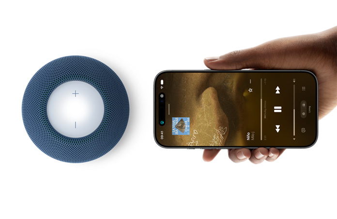 HomePod mini 2 y iPhone: una mano sostiene un iPhone junto a un HomePod mini 2 azul para usar la funcionalidad Handoff